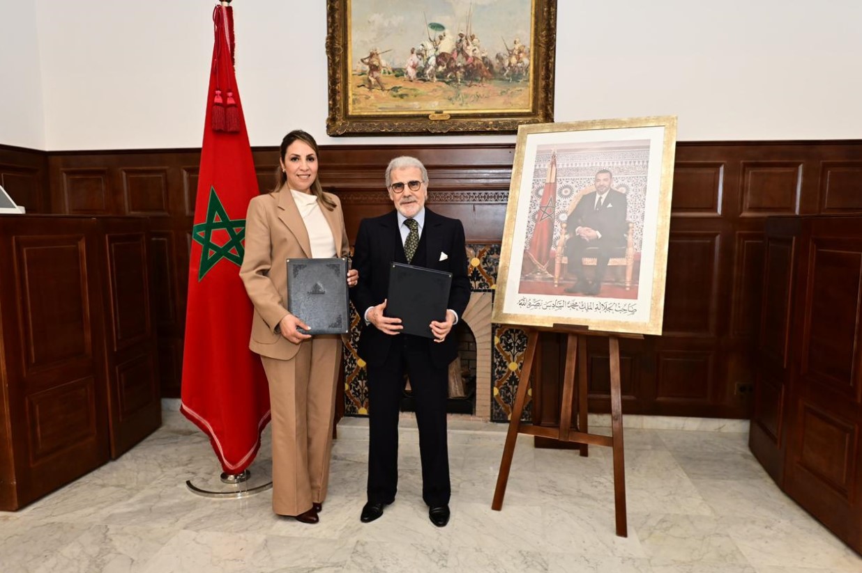 Abdellatif Jouahri, wali de Bank Al-Maghrib, et Latifa Moftaqir, directrice des Archives du Maroc, lors de la signature de la convention-cadre entre les deux institutions, le 17 février 2026 à Rabat.