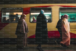 Des voyageurs devant un train de l'ONCF (photo d'illustration).