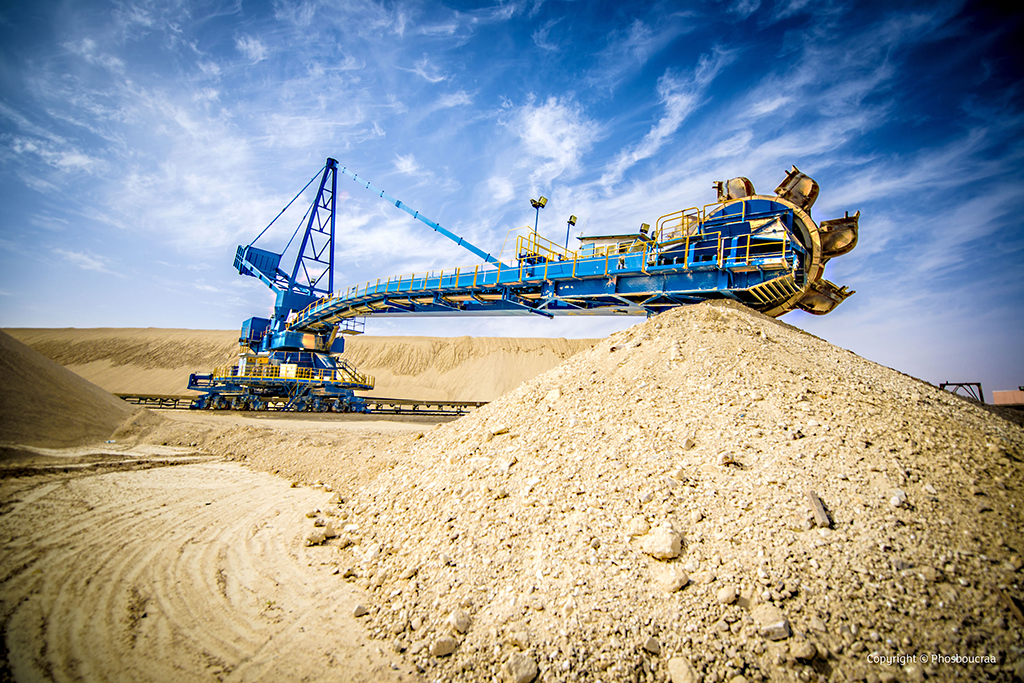 Exploitation d'un gisement de phosphate à Boucraâ.