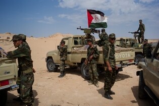 Des éléments armés du Polisario dans la zone de Guerguerat, au-delà du mur de défense marocain, le 17 octobre 2016.