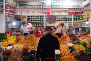 Des commerçants dans leur boutique au marché de Benjdia Casablanca. Les très petites entreprises comme la sienne représenteraient 97 % du tissu économique marocain, selon la Confédération des TPE-PME