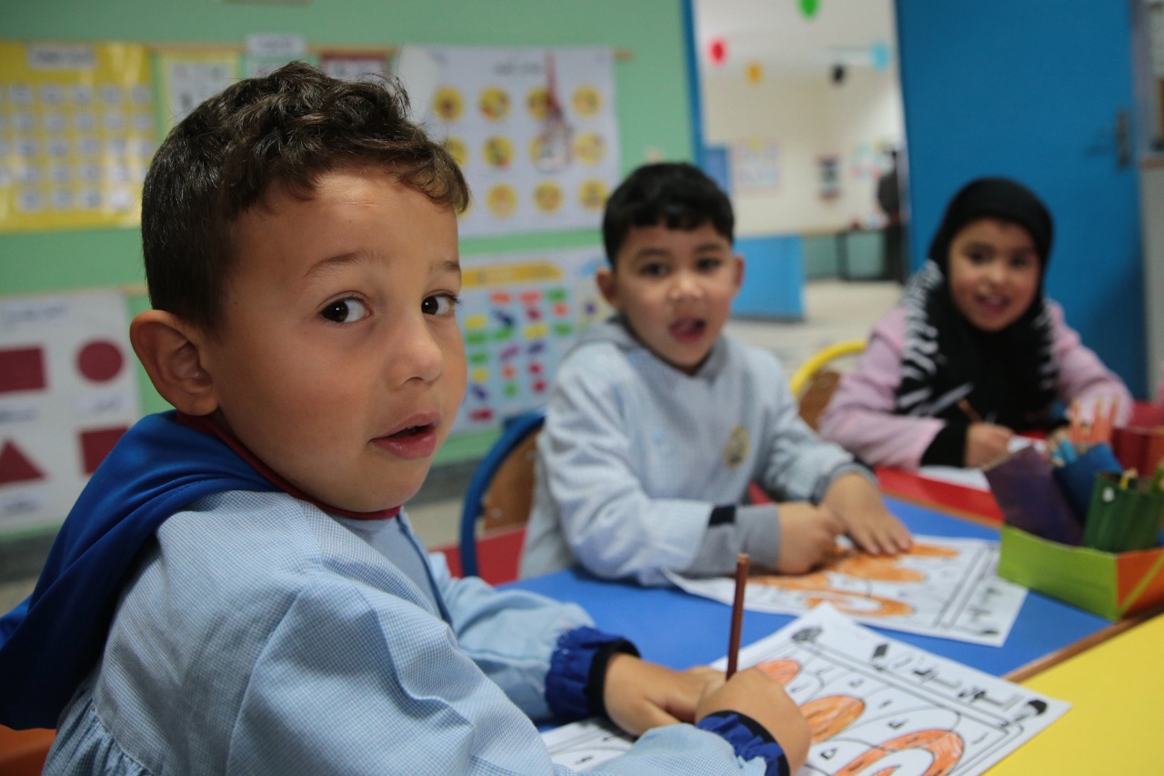 Des enfants dans une classe de préscolaire d'une école à Fnideq.