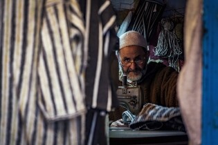 Un artisan dans son échoppe dans la vieille médina de Chefchaouen