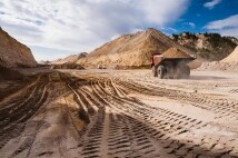 Tombereau, camion benne, sur site d'extraction des mines de phosphates de Khouribga. Mines de phosphates de Khouribga, secteur Sidi-Chennane, OCP, Office Chérifien des Phosphates, Maroc. Crédit