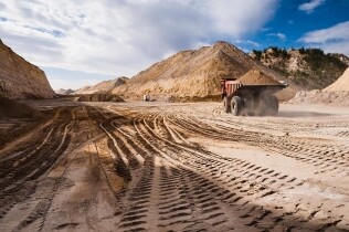Tombereau, camion benne, sur site d'extraction des mines de phosphates de Khouribga. Mines de phosphates de Khouribga, secteur Sidi-Chennane, OCP, Office Chérifien des Phosphates, Maroc. Crédit