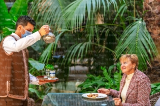 Une touriste servie dans un palace d'Essaouira. Crédit : Agence Imaginium / Le Desk