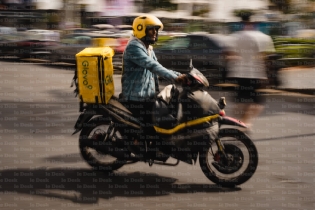 Un livreur Glovo en route pour sa course.