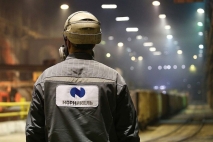 Un opérateur de la société minière et métallurgique russe Nornickel.