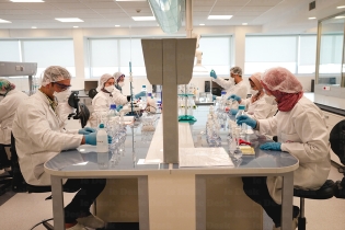 Dans l'usine Smart Factory du laboratoire pharmaceutique marocain Pharma 5.