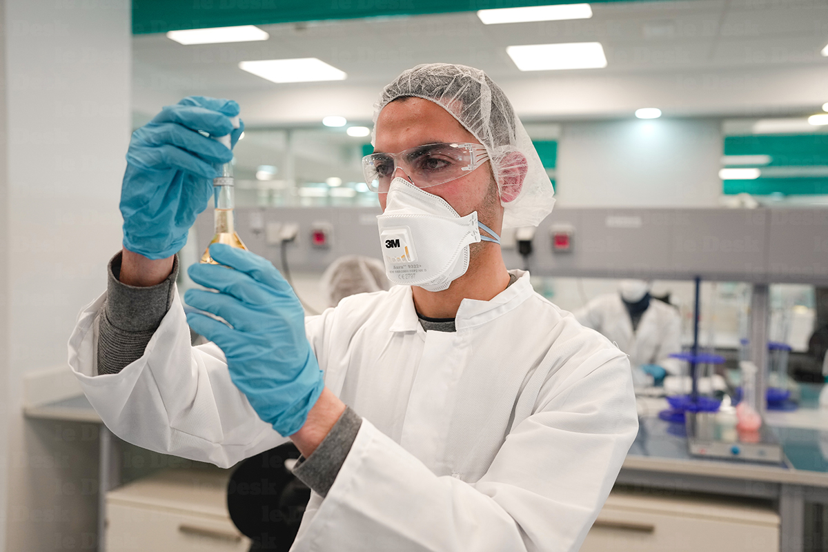Un préparateur dans un laboratoire pharmaceuti