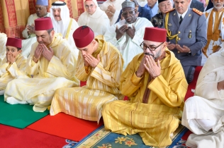 Le roi Mohammed VI accomplissant la prière de Aïd Al-Fitr à la mosquée Al Mohammadi à Casablanca.
