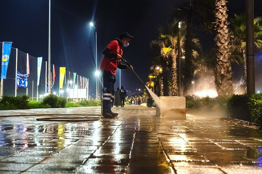 Un agent de propreté assurant le nettoyage d'un espace public à Casablanca.