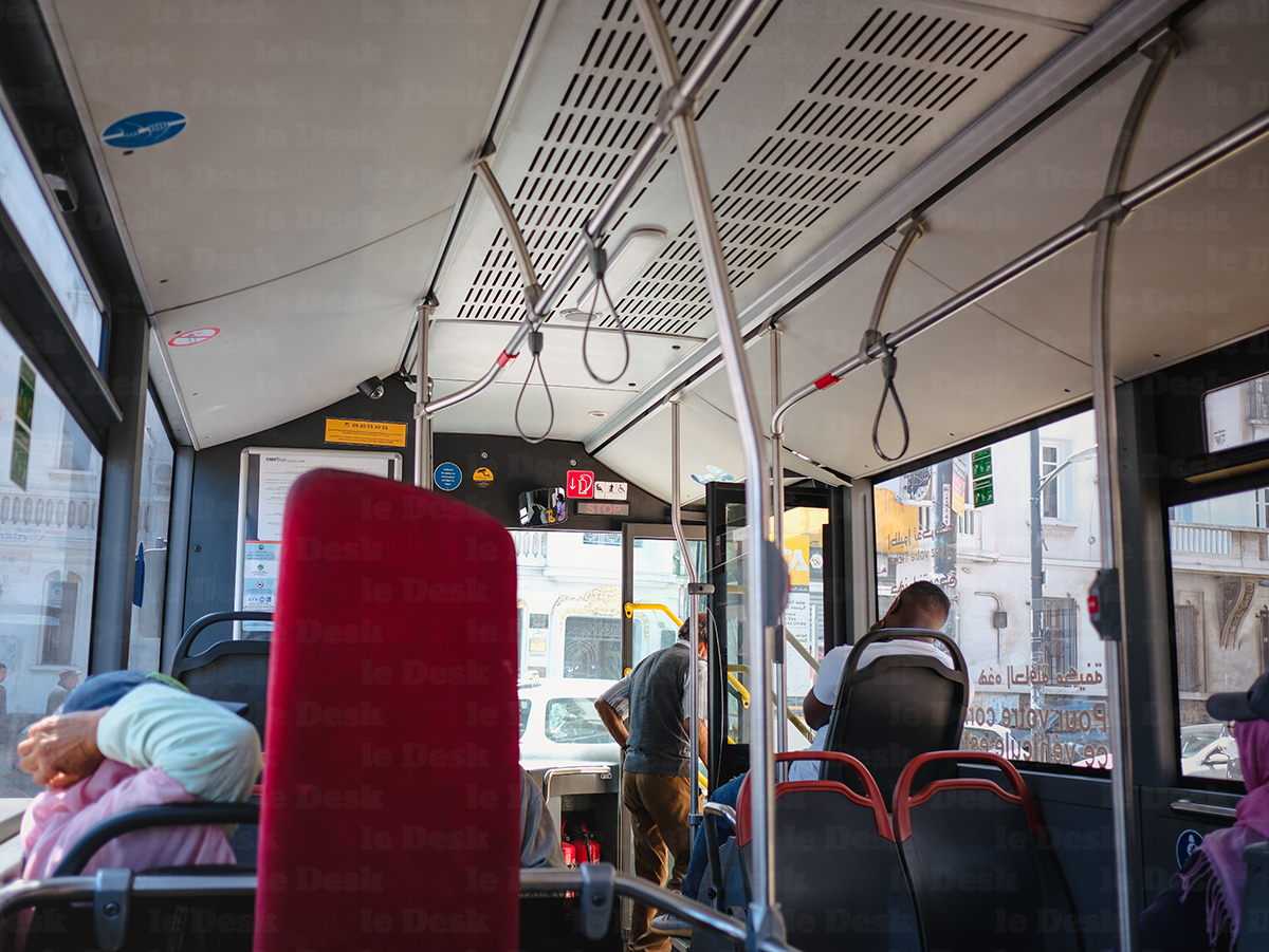 À l'intérieur d'un bus de transport urbain au Maroc.