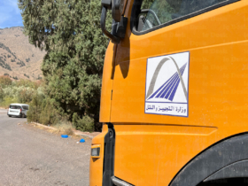 Un camion du ministère de l'Equipement.
