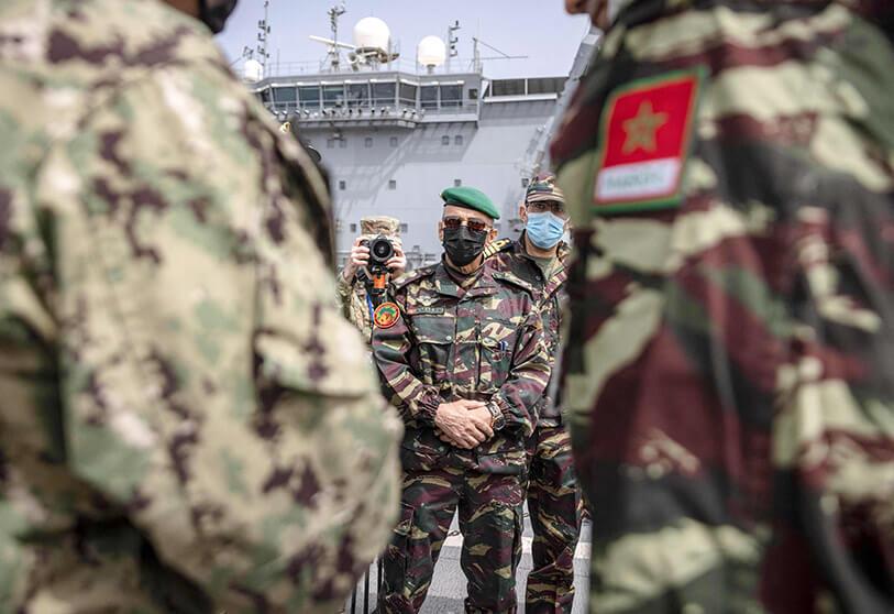 es officiers marocains lors d'un exercice militaire.