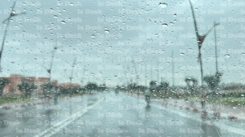 Une artère de Marrakech sous la pluie.