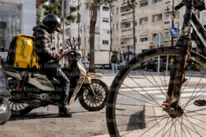Un livreur Glovo attendant la préparation d'une commande. Crédit: Alexandre Chaplier / Le Desk