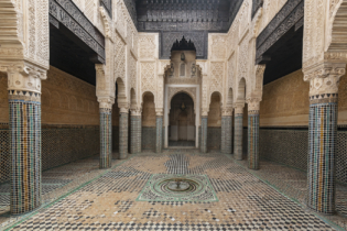 Patio de la médersa mérinide, faïences et zelliges posés par des artisans parmi les meilleurs de leurs générations, alliage maroco-andalous pour un raffinement typiquement salétin. Crédit: Oussama Rhaleb / Le Desk