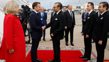 Le roi Mohammed VI, accompagné du prince héritier Moulay El Hassan et du prince Moulay Rachid, accueille le président français Emmanuel Macron, accompagné de son épouse Brigitte, à ​​son arrivée dans la capitale Rabat le 28 octobre 2024.