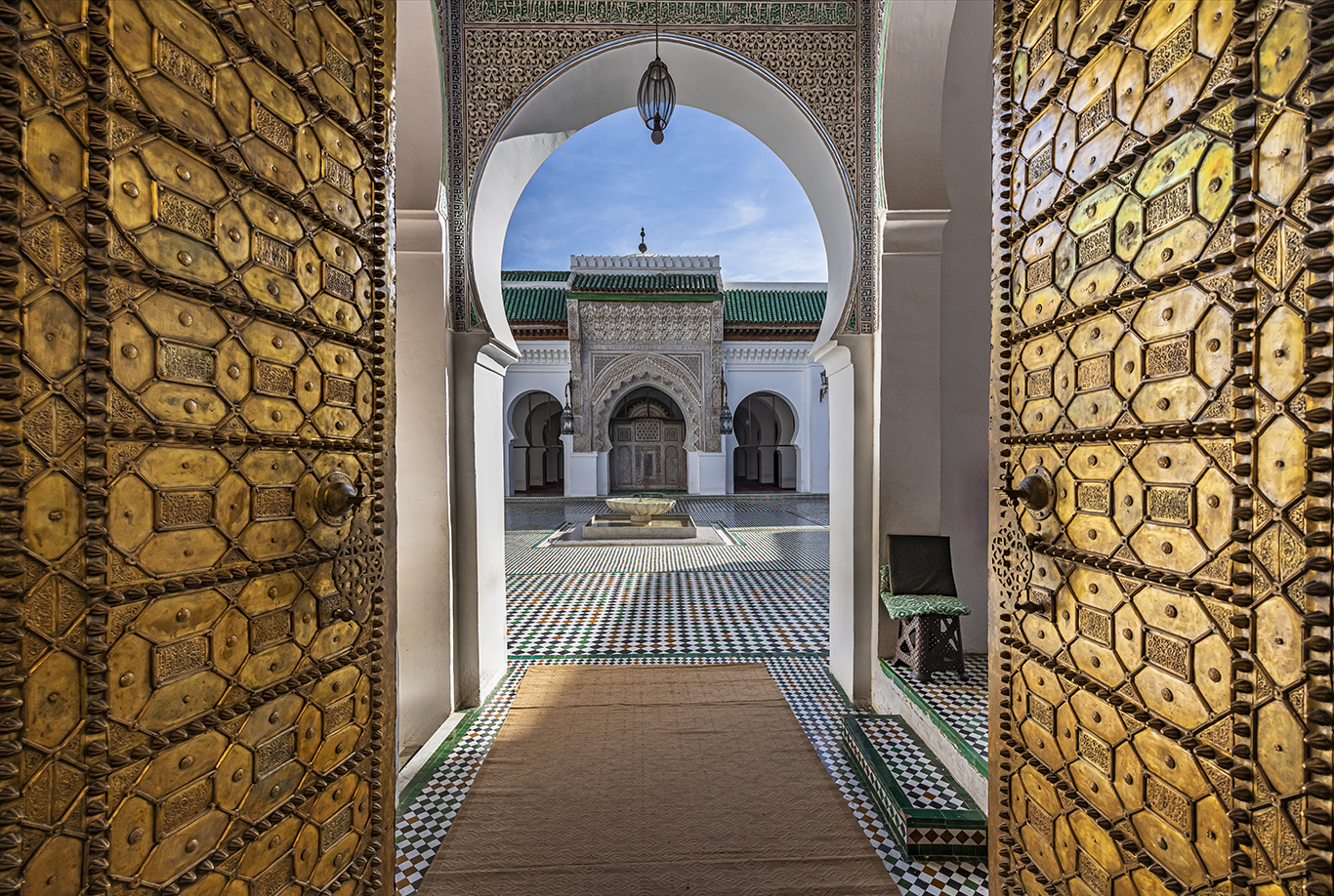 La porte dorée ouverte de la mosquée d’Al Qaraouiyine, temple suprême de la spiritualité fassie. Crédit: Oussama Rhaleb / Le Desk