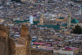 Depuis les hauteurs de la nécropole des Mérinides, la médina de Fès et sa plus noble institution, l’université d’Al Qaraouiyine. Crédit: Oussama Rhaleb / Le Desk