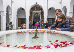 Pétales de fleurs sur l’eau suffisent à enchanter petits et grands à Marrakech. Crédit: Oussama Rhaleb / Le Desk
