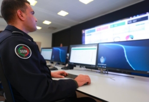 Dans le centre de contrôle de la plateforme E-Blagh. Crédit : DGSN