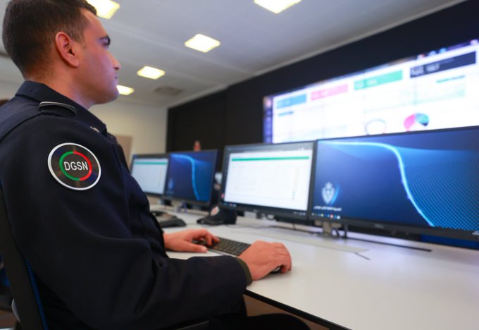 Dans le centre de contrôle de la plateforme E-Blagh. Crédit : DGSN