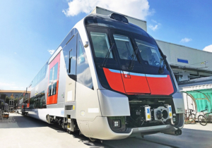 Un modèle de train électrique à deux étages fabriqué par Hyundai Rotem.
