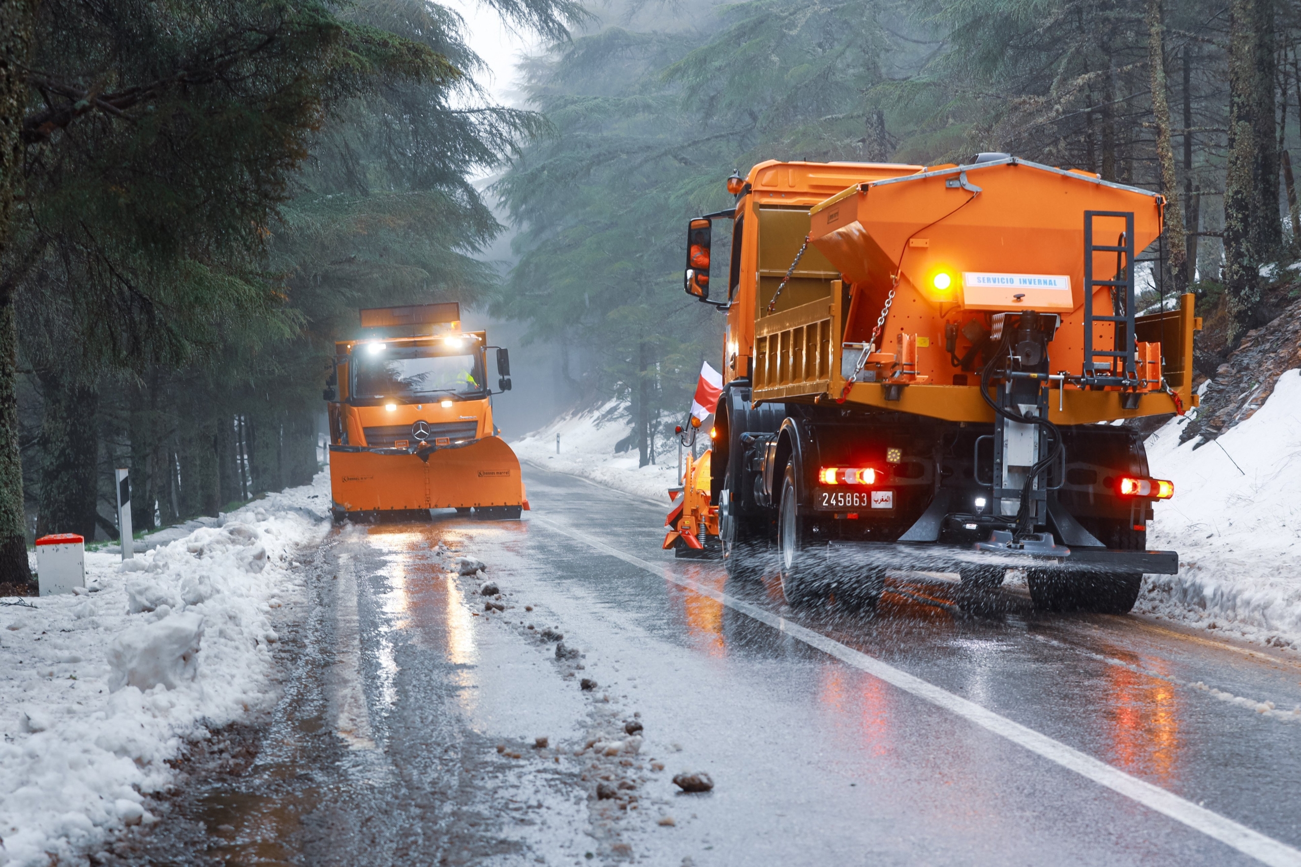Lors d'une opération de déneigement sur la route Bab Berred-Issaguen, dans le Haut Atlas.