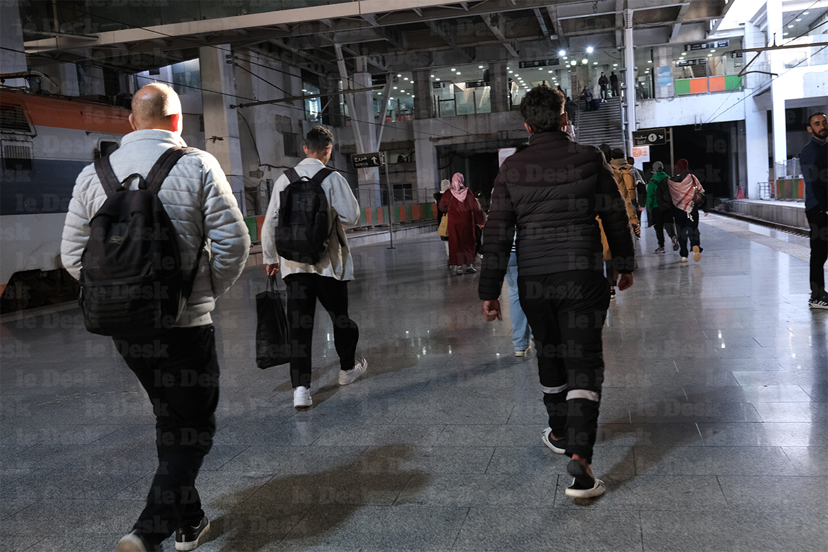 Des voyageurs dans la gare ferroviaire Rabat Ville.