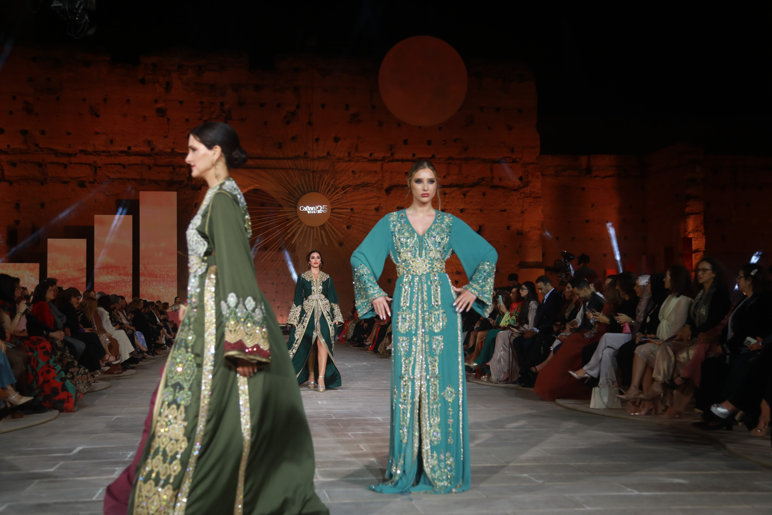 Marrakech : Le défilé de la "Caftan Week 2025" célèbre le Sahara marocain et consacre le Maroc comme référence mondiale du caftan