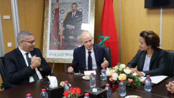Zouhair Chorfi, président de l'ANRE en réunion avec Leila Benali, ministre de la Transition énergétique. Crédit : MAP.