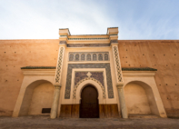 La porte du Palais royal de Meknès, entièrement restaurée. Les faïences colorées et la façade sculptée sont désormais telles qu’elles l'étaient à l’époque de Moulay Ismaïl. Crédit : Oussama Rhaleb / Le Desk