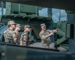Une délégation des FAR observe le 5e bataillon américain du 7e système d'artillerie de défense aérienne Patriot, le 27 juin 2025, à Baumholder, en Allemagne. Crédit : US Army/Sgt Yesenia Cadavid