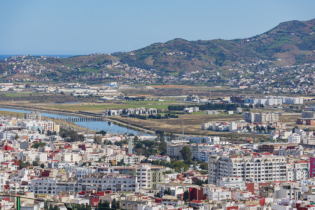 Une vue panoramique depuis le Jbel Darsa de la ville de Tétouan et de l’oued Martil. Crédit : Oussama Rhaleb / Le Desk