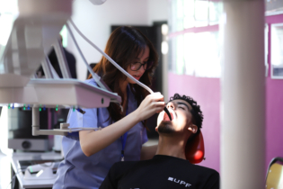 Une chirurgienne-dentiste traitant un patient (photo d'illustration)