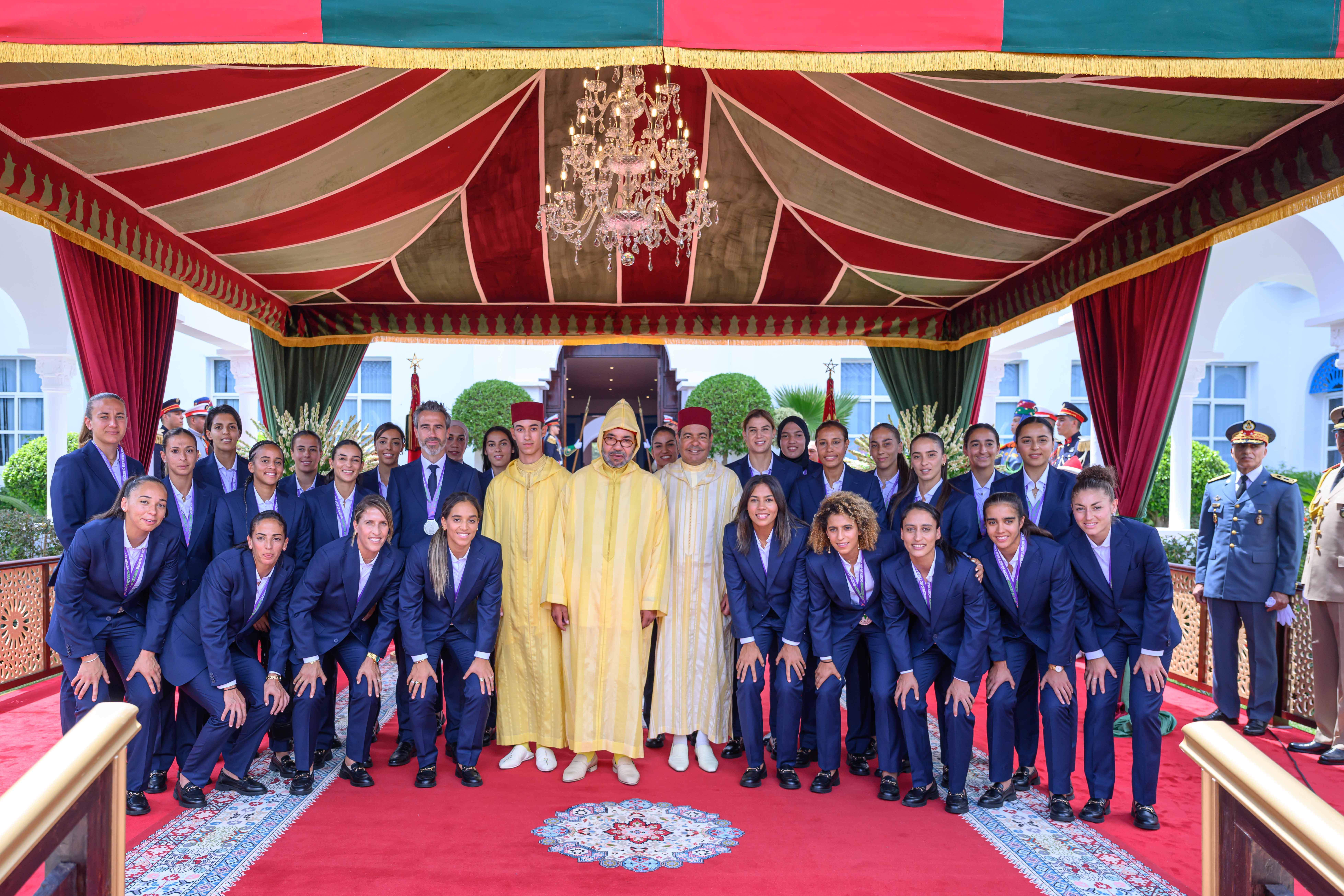 le Roi Mohammed VI préside à M'diq une réception à l'occasion de la glorieuse Fête du Trône