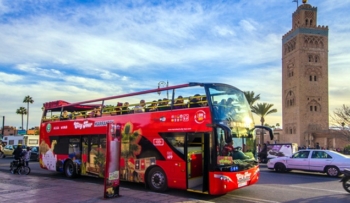 Bus touristique opéré à Marrakech (Image d'illustration). Crédit : Alsa.