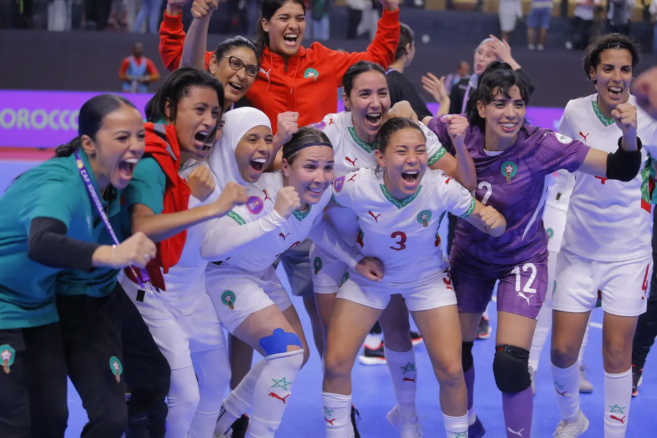 L’équipe du Maroc célèbre sa victoire lors de la demi-finale de la Coupe d’Afrique des Nations de futsal féminin de la CAF Maroc 2025 entre l’Angola et le Maroc, au complexe sportif Moulay Abdallah à Rabat, le 28 avril 2025. Crédit : Djaffar Ladjal/BackpagePix