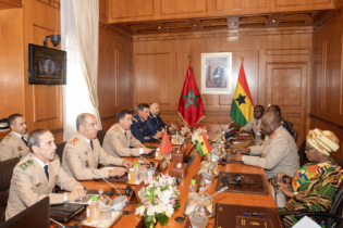 Lors de la rencontre tenue entre le général Mohammed Berrid, Inspecteur général des FAR, et le général William Agyapong, Chef d’état-major de la Défense du Ghana, le 30 septembre 2025 à Rabat. Crédit : MAP