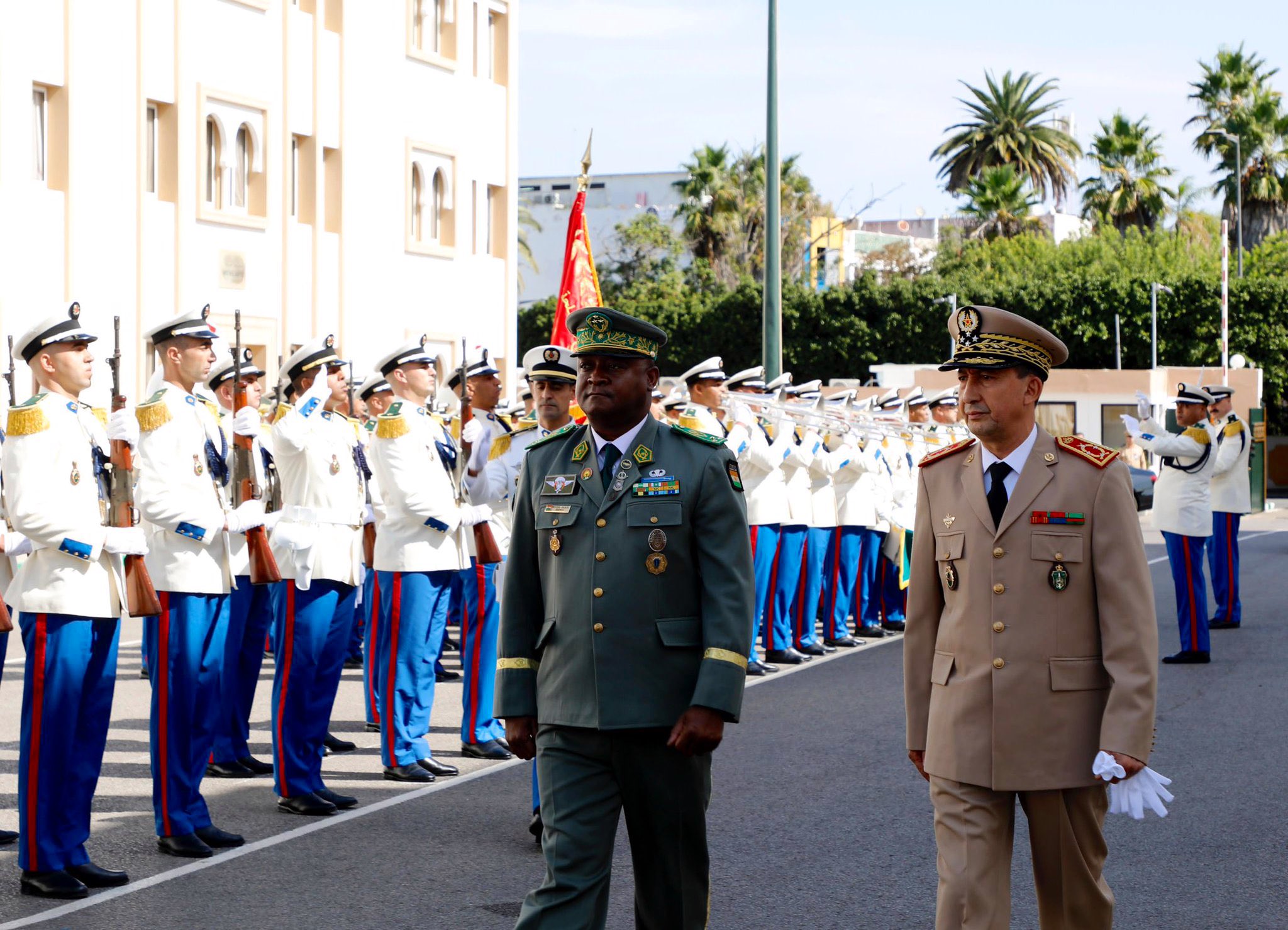 Le Général de Corps d’Armée Mohammed Berrid, Inspecteur Général des Forces Armées Royales marocaines (FAR), et Commandant la Zone Sud avec le Général de Division Moussa Salaou Barmou, Chef d’État-Major des Armées du Niger. Crédit : DR