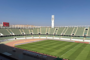 Une vue sur la pelouse et les gradins du Grand Stade d'Agadir. Crédit : Constance Sade / Le Desk