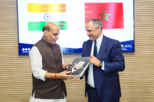 Le ministre de l’Industrie et du Commerce Ryad Mezzour reçoit le ministre indien de la Défense, Rajnath Singh