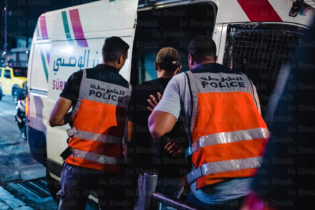 Un jeune manifestant de la GenZ interpellé par les agents de police à Casablanca, dans la soirée du 29 septembre 2025