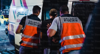 Un jeune manifestant de la GenZ interpellé par les agents de police à Casablanca, dans la soirée du 29 septembre 2025