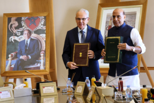 Le ministre délégué auprès du chef du gouvernement chargé de l’Administration de la Défense Nationale, Abdeltif Loudy, et le ministre de la Défense de la République de l’Inde, Rajnath Singh ont signé, le 22 septembre à Rabat, un mémorandum d'entente. Crédit : MAP