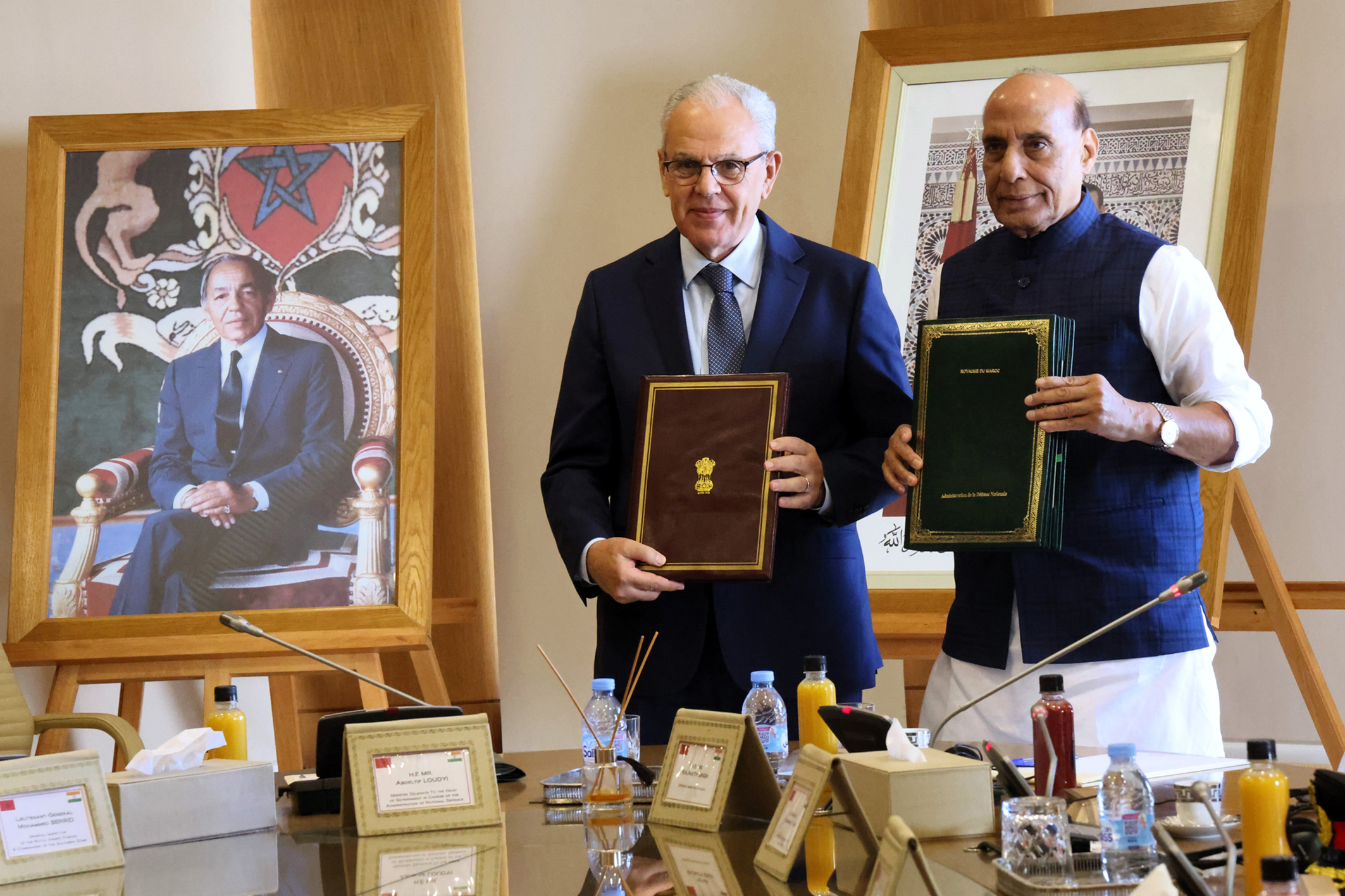Le ministre délégué auprès du chef du gouvernement chargé de l’Administration de la Défense Nationale, Abdeltif Loudy, et le ministre de la Défense de la République de l’Inde, Rajnath Singh ont signé, le 22 septembre à Rabat, un mémorandum d'entente. Crédit : MAP