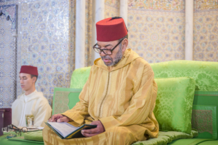 Le Roi, Amir Al-Mouminine, préside à la mosquée Hassan à Rabat une veillée religieuse en commémoration de l’Aïd Al-Mawlid Annabaoui. Crédit : MAP