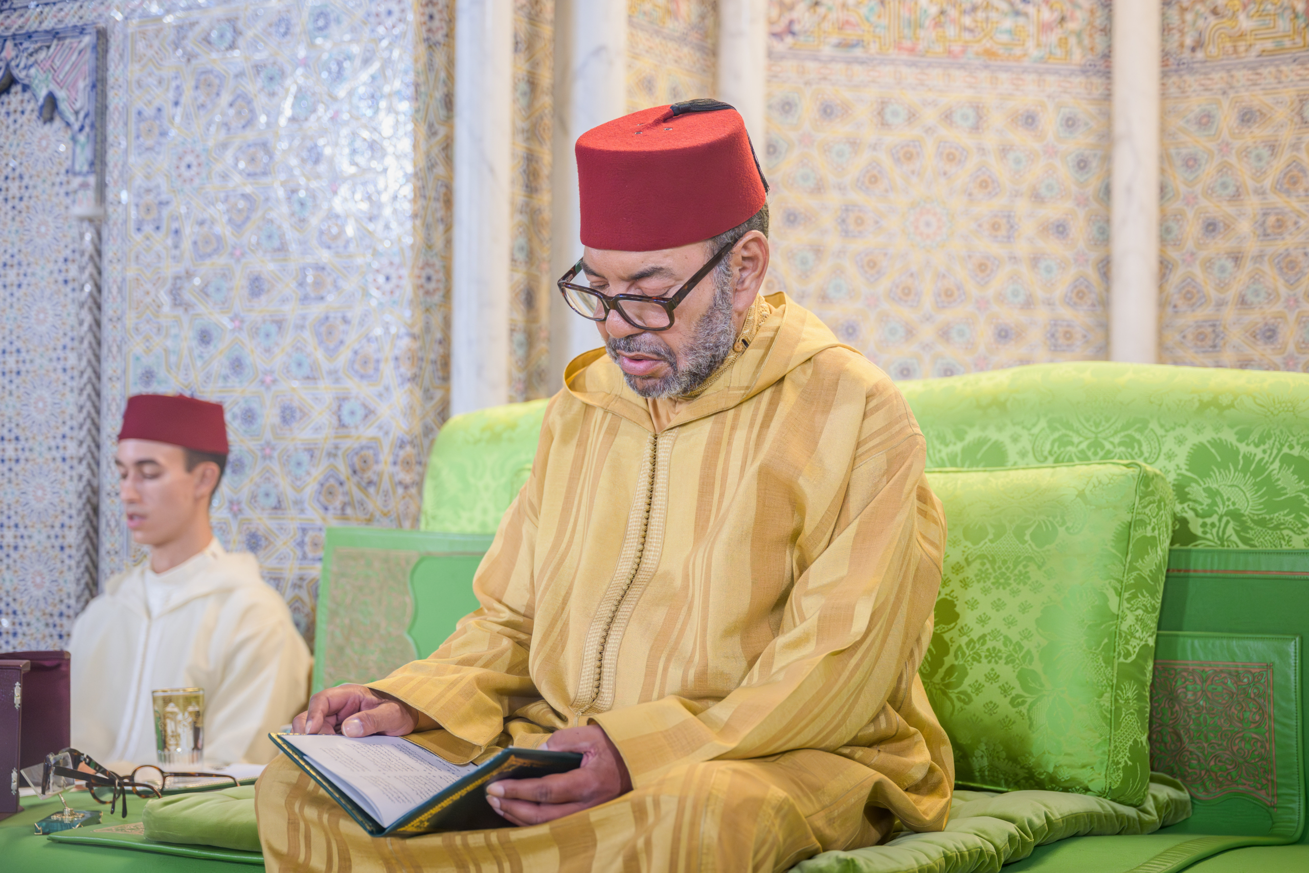 Le Roi, Amir Al-Mouminine, préside à la mosquée Hassan à Rabat une veillée religieuse en commémoration de l’Aïd Al-Mawlid Annabaoui. Crédit : MAP